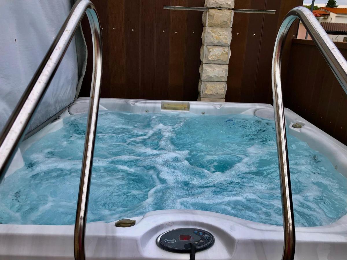 Apartments Pine & Oak With Shared Seasonal Hot Tub Privlaka  Kültér fotó