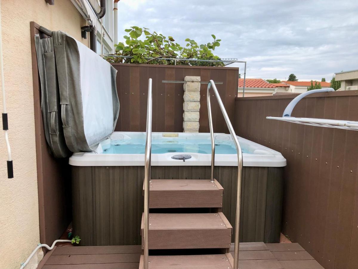 Apartments Pine & Oak With Shared Seasonal Hot Tub Privlaka  Kültér fotó