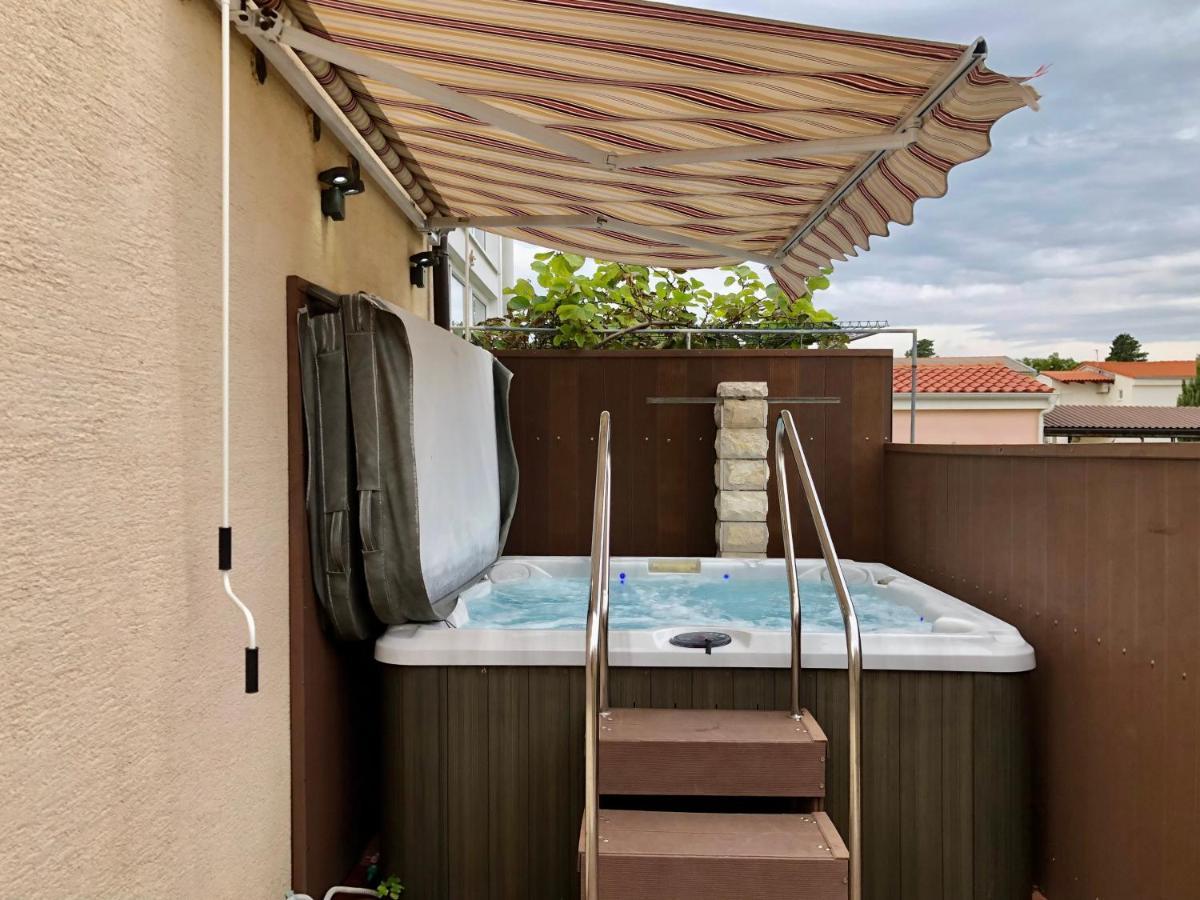 Apartments Pine & Oak With Shared Seasonal Hot Tub Privlaka  Kültér fotó