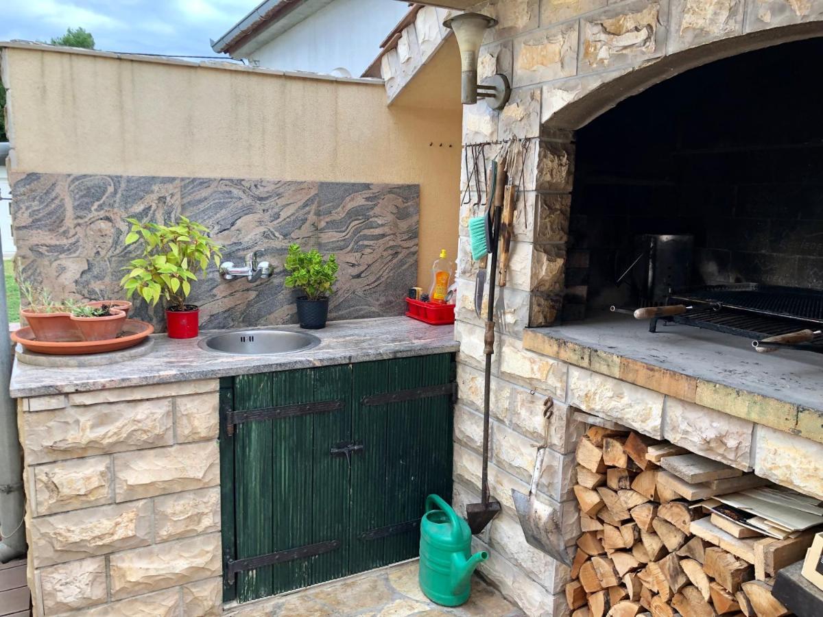 Apartments Pine & Oak With Shared Seasonal Hot Tub Privlaka  Kültér fotó