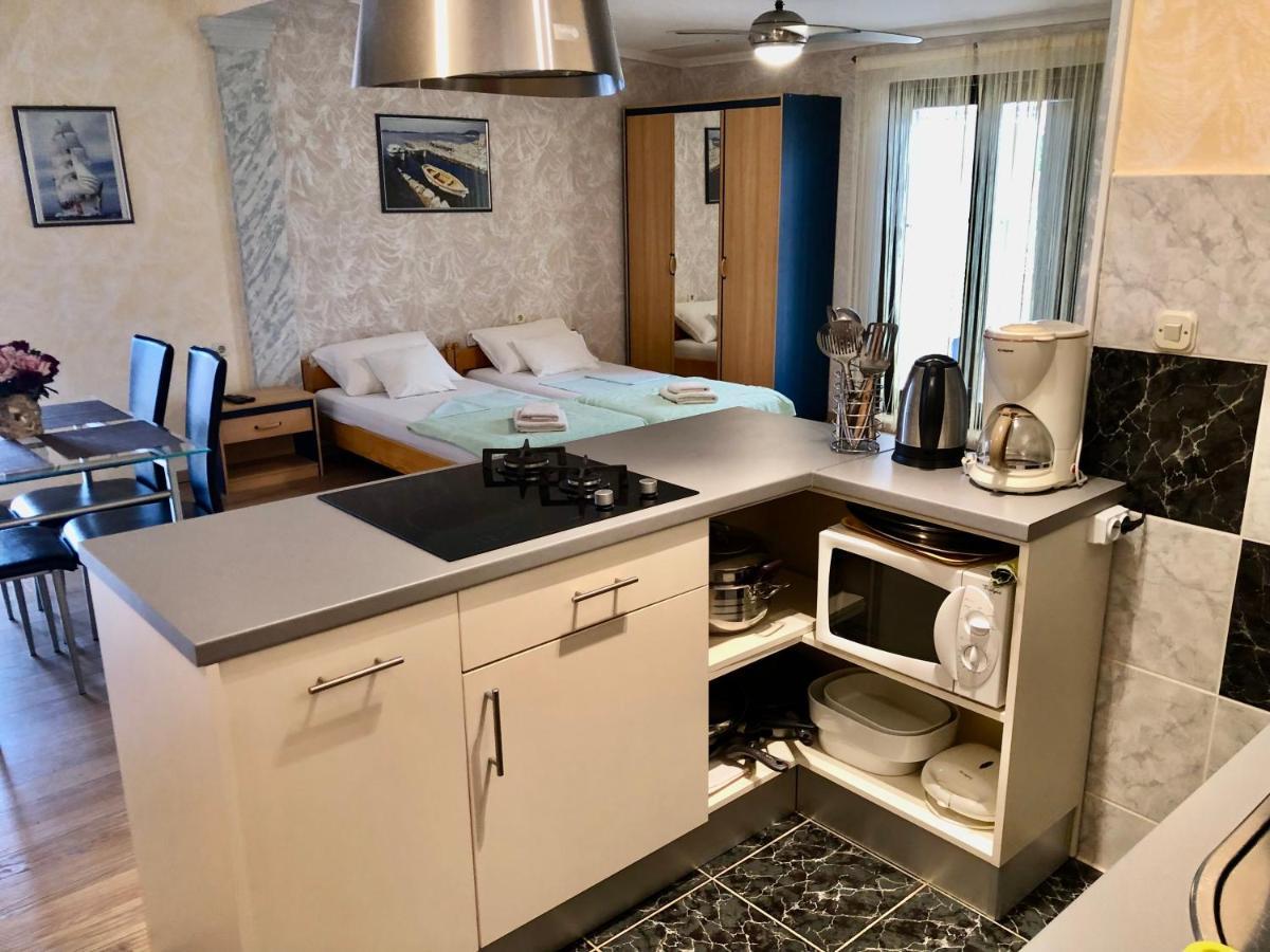 Apartments Pine & Oak With Shared Seasonal Hot Tub Privlaka  Kültér fotó